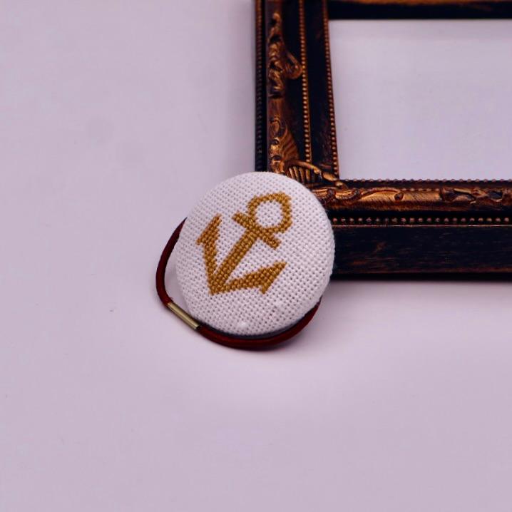 イカリ くるみボタンのヘアゴム クロスステッチ刺繍1枚目の画像